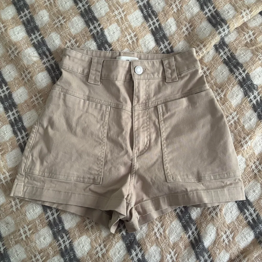 H&M High-Waisted Cargo Shorts - Picture 3 of 8